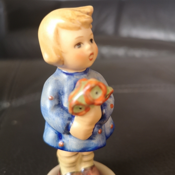 Hummel Goebel Figurine 1967 #239A Girl with Nosegay Flowers, Signed, Numbered - Picture 3 of 6